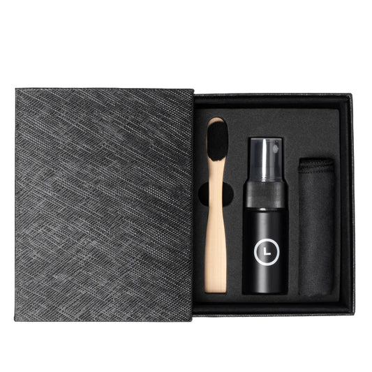 Ur og smúkku reingerðarsett. Víst opið. Har sæst bust, spray og klútur til reingerð og viðlíkahald av urum og smúkkum. 