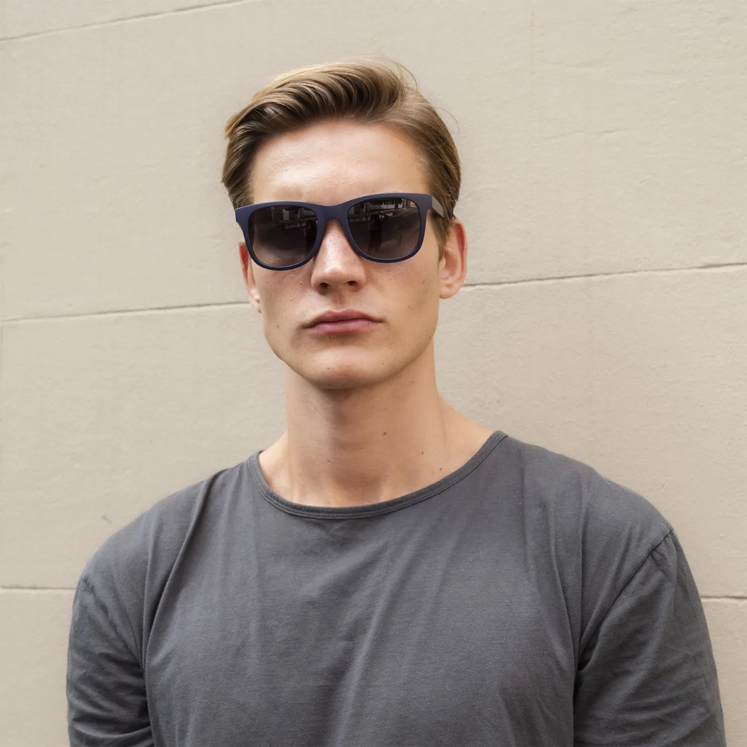 Cavetto CVS002 sólbrillur vístar á einum harramodelli. Brillurnar hava eitt tíðarleyst Wayfarer snið. 