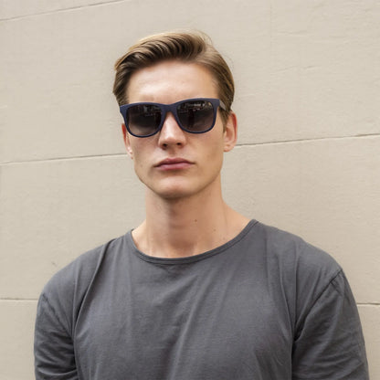 Cavetto CVS002 sólbrillur vístar á einum harramodelli. Brillurnar hava eitt tíðarleyst Wayfarer snið. 