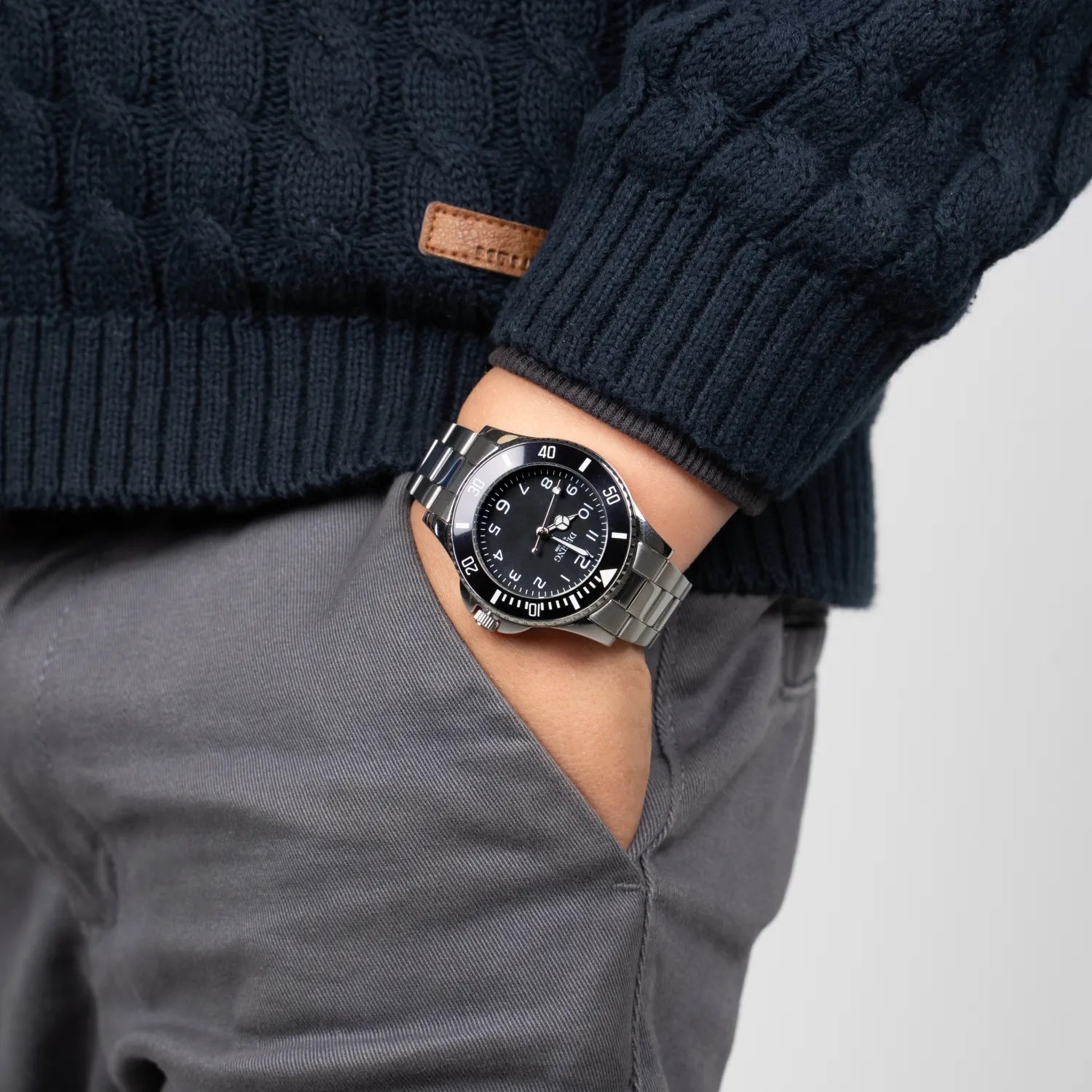 Barnaur til børn við svartari skivu og silvur ketu. Sæst á einum hondligi. Stór tøl og barnavinarligt. 