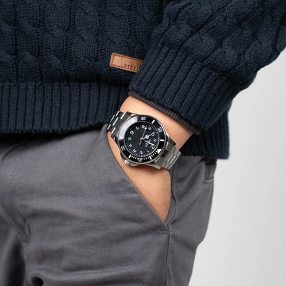 Barnaur til børn við svartari skivu og silvur ketu. Sæst á einum hondligi. Stór tøl og barnavinarligt. 