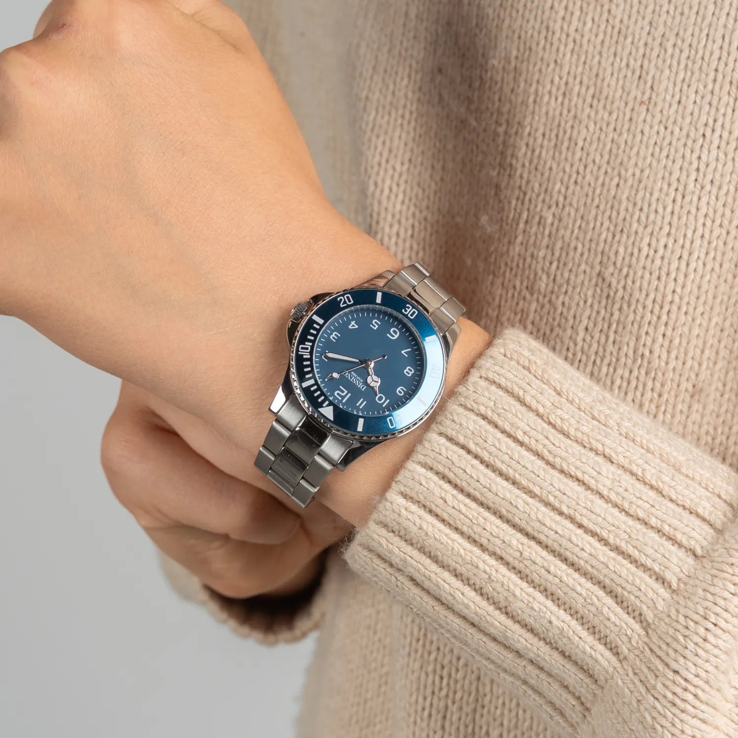 Barnaur til børn frá merkinum Dissing. Víst á hondliði. Urið hevur bláa skivu og stór tøl