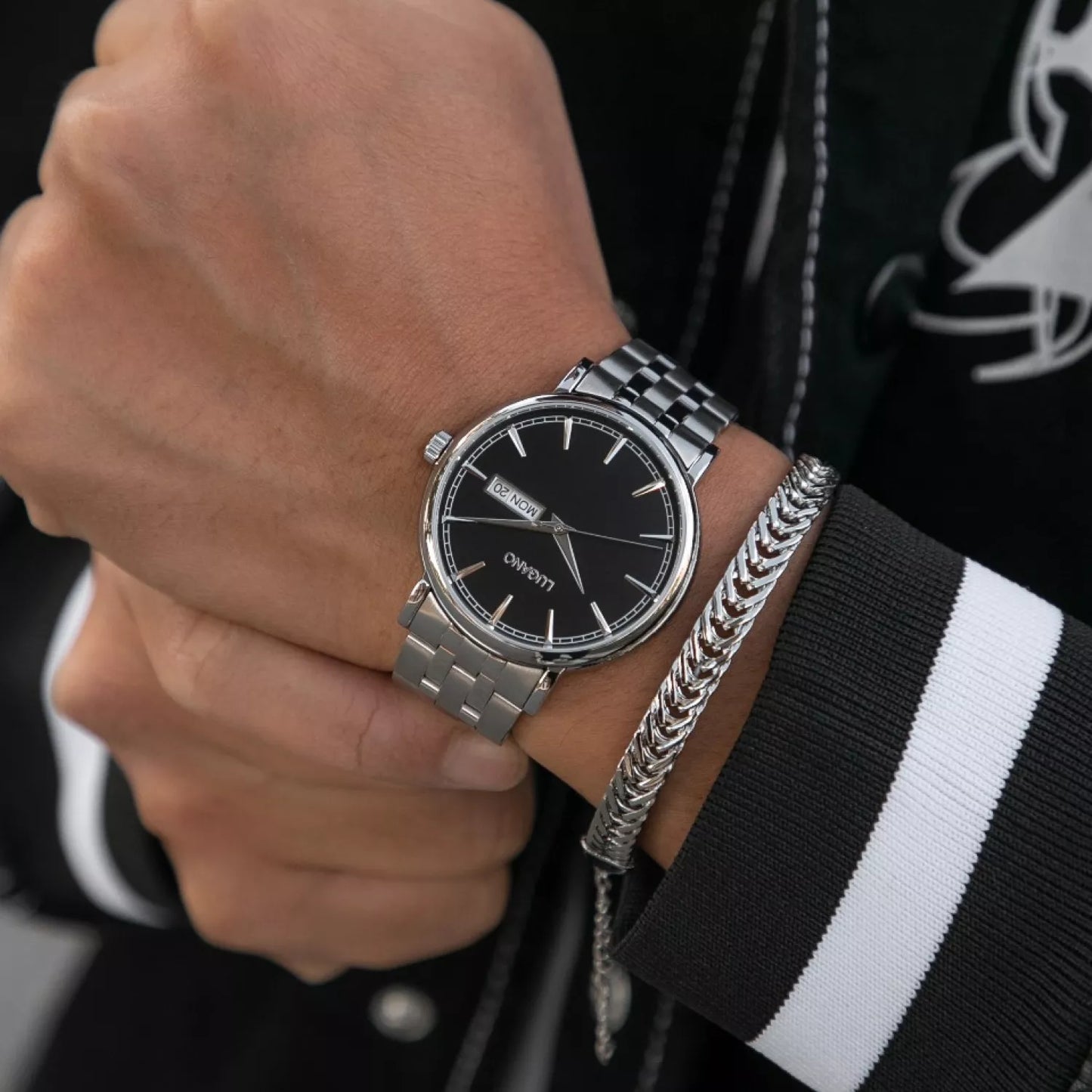 Lugano harra ur, víst á hondliði saman við tilhoyrandi armbandi. Silvulit, rustfrítt og vakurt. 