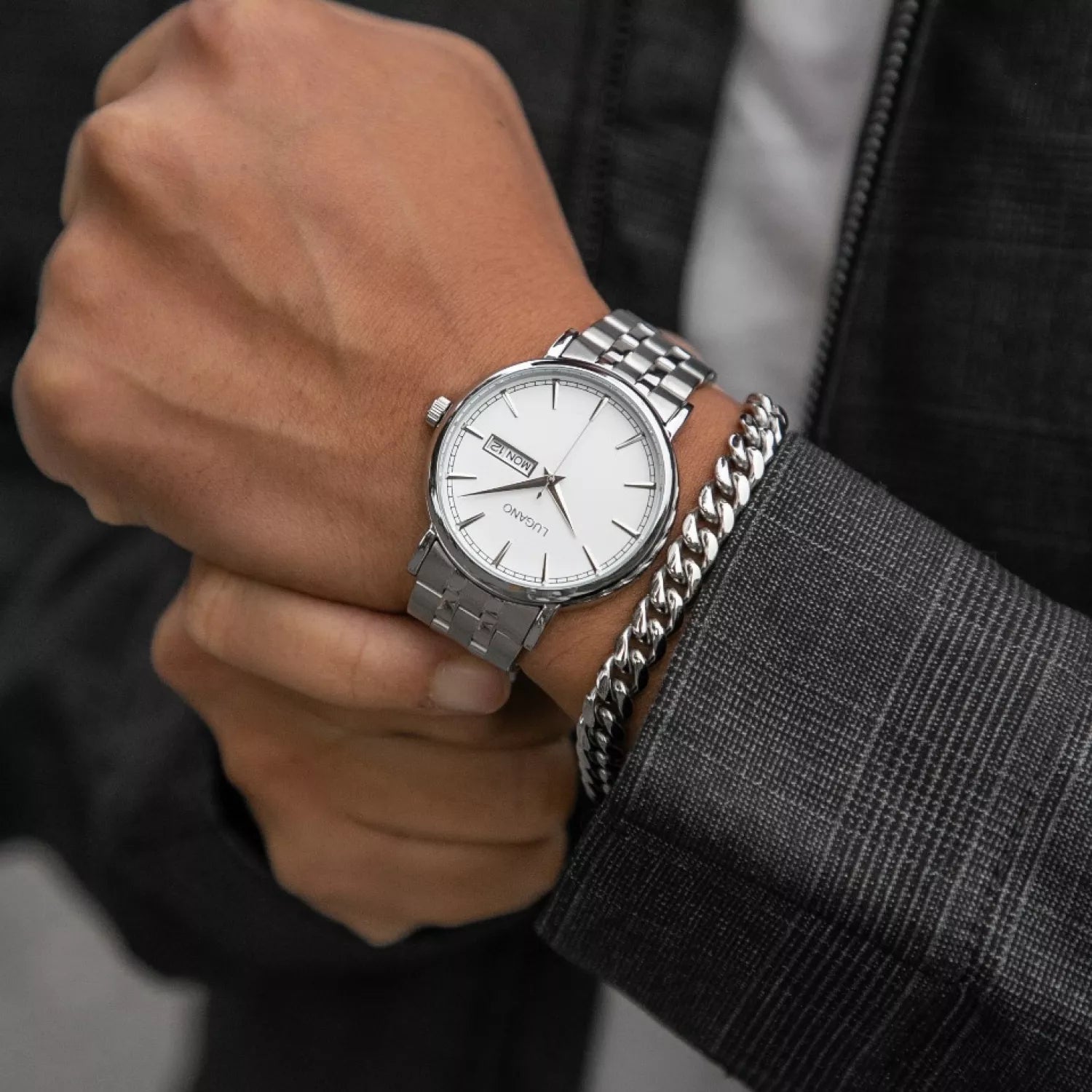 Harraur við hvítari skivu frá Lugano. Víst á hondliði saman við tilhoyrandi armbandi. Settið hoyrur til eitt gávusett